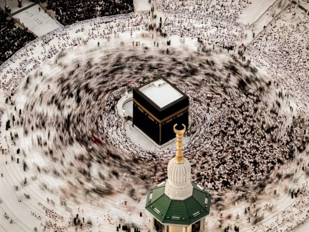 Pèlerins accomplissant le tawaf autour de la Kaaba, vus d'en haut
